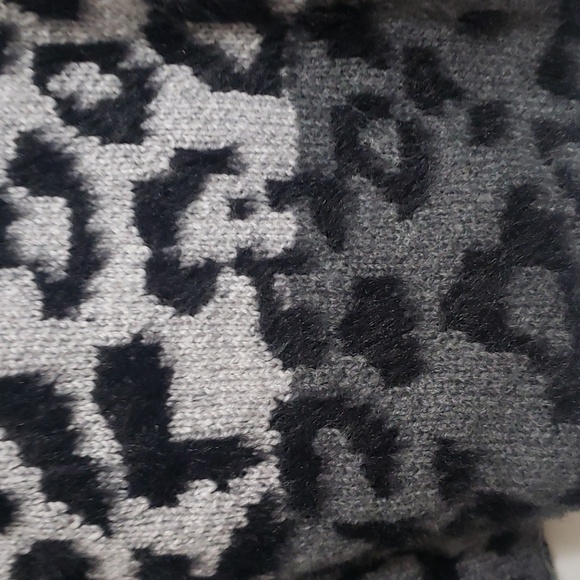 VINCE CAMUTO SWEATER - Picture 4 of 6